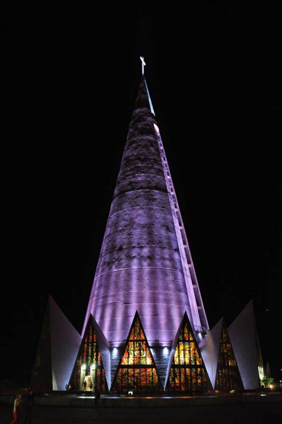 Uma das muitas cores da iluminação da Catedral de Maringá, no norte do Paraná